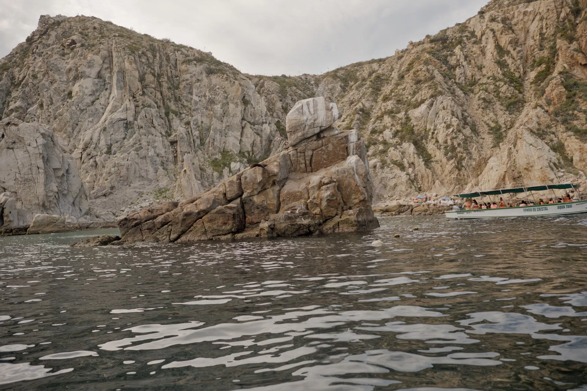 Observation de l'arche de Cabo San Lucas et des formations rocheuses