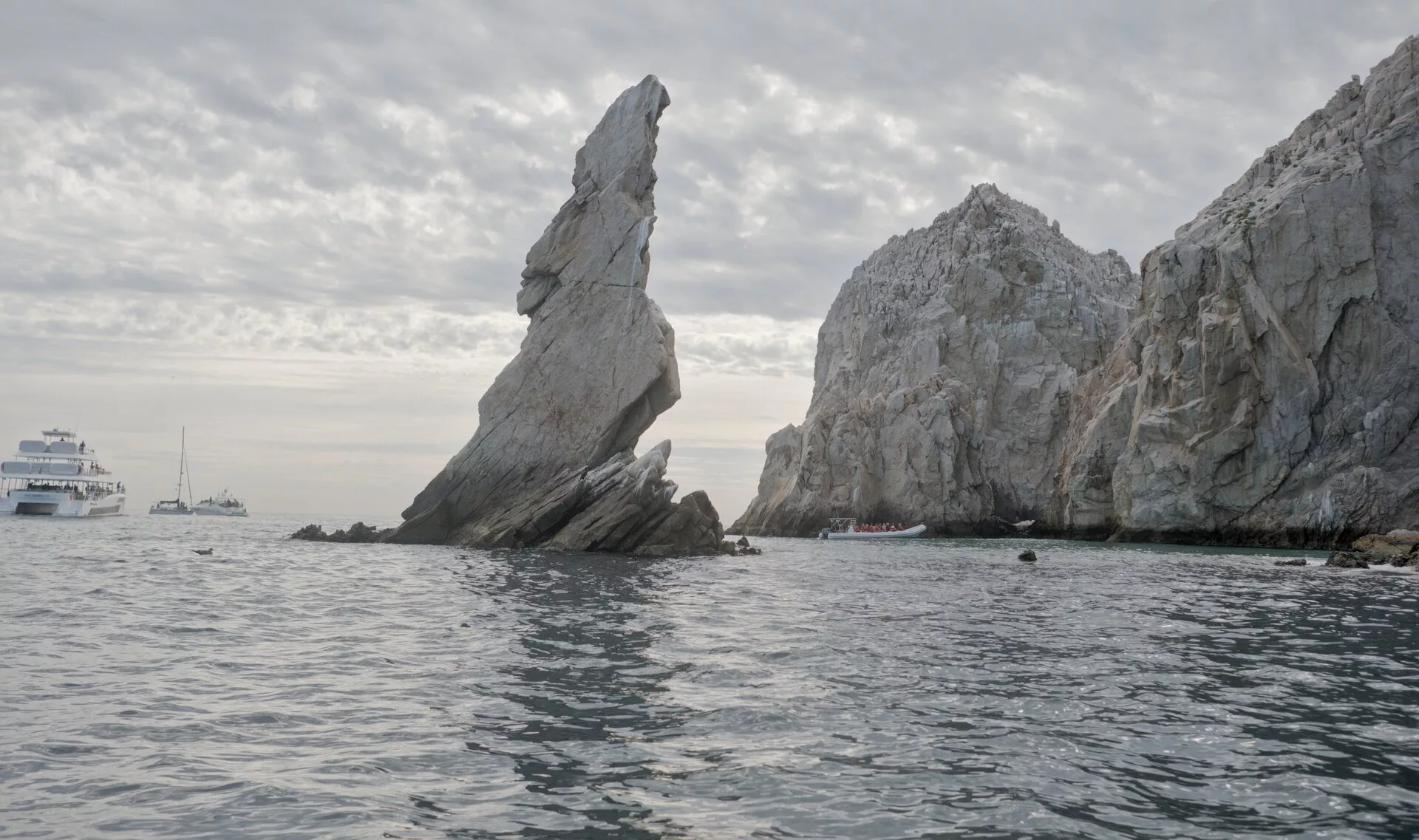 Observation de l'arche de Cabo San Lucas et des formations rocheuses